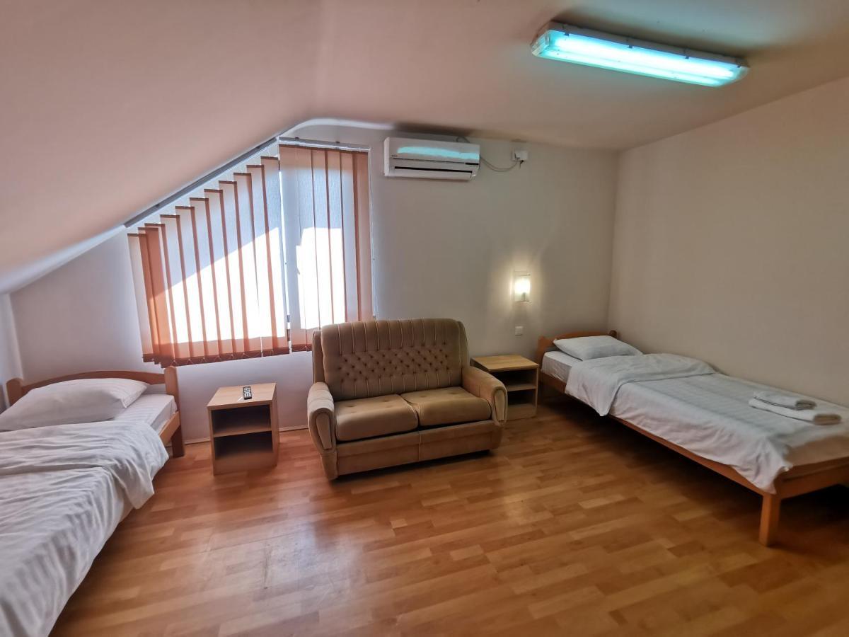 Motel Imperija Ub Buitenkant foto